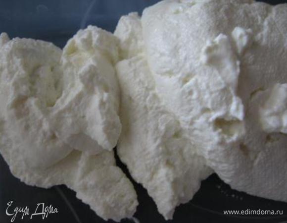 Готовый йогурт Выложить  в дуршлаг, застеленный двумя слоями марли и оставляем часа на 3-4. У меня из литра йогурта получилось ок. 450 гр. густого мягкого йогурта. Консистенция просто восхитительная!