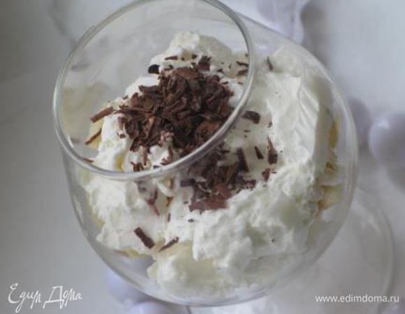 А дальше используем по своему усмотрению. У меня часть ушла на крем для торта, а сдача перед Вами. Просто банан кусочками с йогуртом, украшенный шоколадной стружкой. Приятного аппетита!