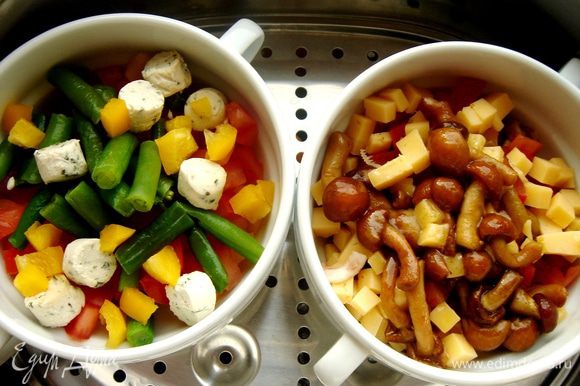 Измельчённые овощи,бекон, грибы и сыр сложить по жаропрочным мискам.