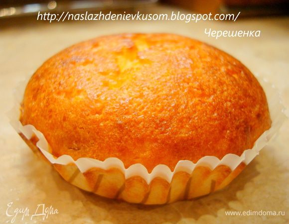 Выпекаем маффины в заранее разогретой до 180 градусов духовке около 25 минут, до золотистого цвета… Шпажка, которой вы будете проверять готовность кексиков, должна быть сухой, без остатков теста… И вот долгожданный момент настал! Хорошо, что они так быстро пекутся, а то аромат стоял такой, что вся семья решила, что главное место в квартире – это кухня;))) Ужас! Один уселся тут же учить уроки, второй бегает ему мешает и пытается показать, как правильно чертить треугольники (делая это правда почему-то в дневнике), а папа с непробиваемым, абсолютно философским лицом смотрит телевизор (естественно спортивный канал)… Ура! Маффины готовы! Все к столу!!!