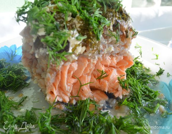 Приготовление: Гречку отварить по рецепту на упаковке, добавить сливочное масло. Лук порезать полукольцами, грибы пластинками. Лук и грибы обжарить на оливковом масле, посолить, поперчить, положить тмин и порезанный  чеснок. Стейки семги посолить и поперчить. На фольгу положить семгу кожей вниз, на нее гречку, грибы с луком. Согнуть фольгу в виде конверта вокруг рыбы, положить 2 ст.л. сметаны, резанный зеленый укроп. Влить 2 ст.л. вина и закрыть конверт. Поставить в разогретую до 200 градусов духовку 25 -30 минут .  Открыть и засыпать свежим укропом. МИР ВАМ!