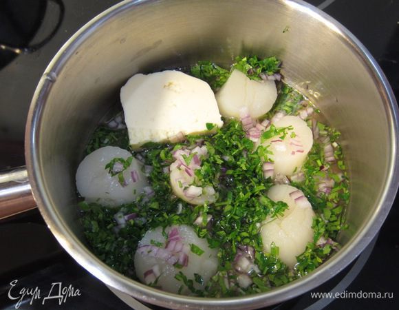 Разморозьте аккуратно гребешки. Это надо делать либо в холодильнике, либо на тарелке, но никак не в микроволновке. Обсушите гребешки на полотенце. Порубите очень мелко кубиками лук шалот. Порубите петрушку. Положите гребешки, желтое мясо и икру от гребешков (если есть), лук, петрушку, сливочное масло и вино в подходящую кастрюлю. Я положил в сотейник. Поставьте на средний огонь и посолите.