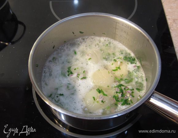 Доведите до кипения, накройте крышкой и кипятите в течение 3-5 минут.