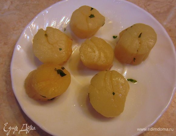 Вытащите гребешки из кастрюли и отложите в сторону.