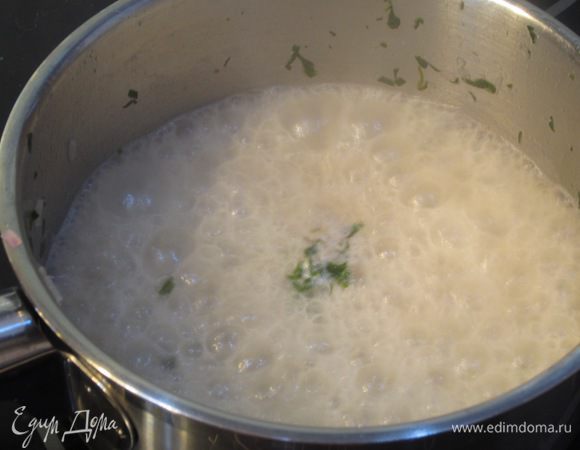 Сделайте огонь больше и прокипятите соус как следует 5-10 минут. Так как я делал одну порцию, у меня он уварился за 3 минуты.