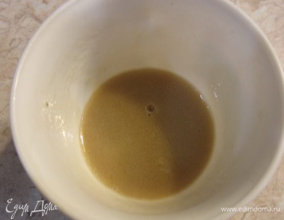 Перелейте соус через дуршлаг в отдельную посуду, прижмите ложкой лук с петрушкой, чтобы из них вытекло побольше соуса. Соус должен быть кремового цвета.
