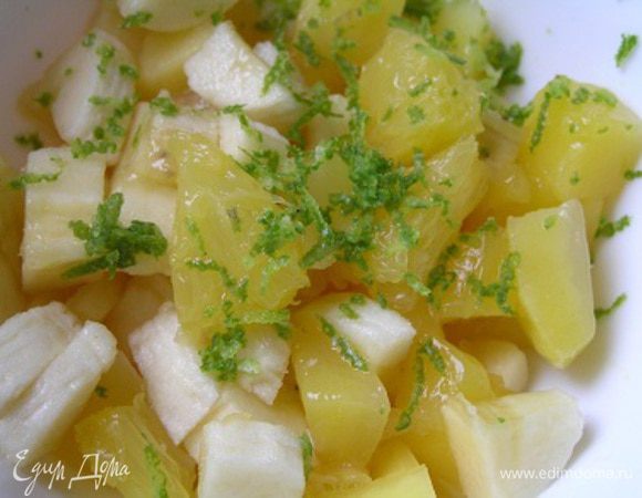 Приготовить начинку. Банан, манго и апельсин нарезать маленькими кусочками (апельсин очистить от пленок), добавить сок и цедру лайма, перемешать.