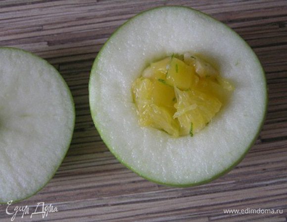 выложить в каждое яблоко начинку, полить сиропом,