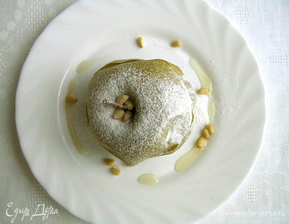 Перед подачей посыпать сахарной пудрой и орешками.