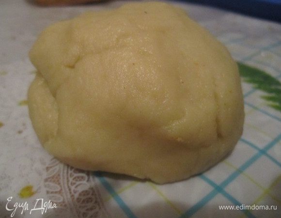 запариваем изюм(для начинки)
готовим тесто...
в мисочку наливаем воду, растворяем соль, добавляем масло..затем муку..
хорошо перемешиваем и замеситьт элостичное тесто..
хорошо отбить тесто(оно будет ещё более эластичным)я прям с силой кидала на стол...
формируем тесто шариком и обмазываем растительным маслом и накрываем мисочкой или полотенцем на 40-60 мин.
