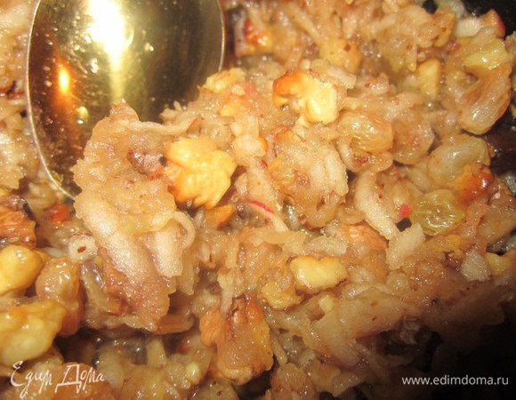 готовим начинку:
трем крупную терку яблоко,
+изюм
+жареные орехи
немного корицы
+мед
хорошо перемешать