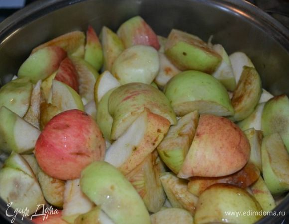 СОСТАВ
яблоки
Яблоки вымыть и вырезать сердцевину. Слишком мелко крошить не стоит, достаточно разрезать яблоко на 2~4~8 частей.
Никакого сахара не требуется. Пастила сама по себе довольно сладкая с приятной кислинкой. Сладость следует регулировать только выбором сорта яблок.
Дольки выложить в толстостенную кастрюлю (желательно не эмалированную), на дно которой налить 3 ст ложки воды.
Варить под крышкой до размягчения яблок (10~15 мин).
Хорошо размять толкушкой, протирать через сито не требуется - в готовом продукте корочки чувствоваться не будут.
Оставить кастрюлю с массой на маленьком огне для упаривания (крышку снять).
На противень или решетку положить пергамент, выложить на него уваренную массу и разровнять.
Сушить в приоткрытой духовке при t=100°С.
Если слой получился толстым, можно перевернуть пастилу другой стороной, для этого ее следует сначала остудить, иначе пласт будет рваться.
Высушенную пастилу можно хранить в стеклянных банках, скатав ее рулоном или порезав на порционные полоски.
Правильно высушенная пастила может казаться на ощупь слегка влажной, но не пачкает руки. При нарезании пастила должна легко и мягко резаться, если пастила ломается, значит она пересушена или даже подгорела. Если внутри пласта масса сырая и мажется, нарезанные полоски следует еще досушить.