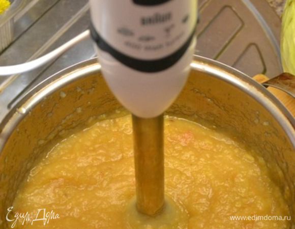 Мою и режу яблоки в кастрюльку....добавляю 4ст.л.воды и ставлю на огонь мин. на 15.....готовые яблоки мну блендером в пюрешку и выпариваю ещё жидкость ....постоянно помешивая....