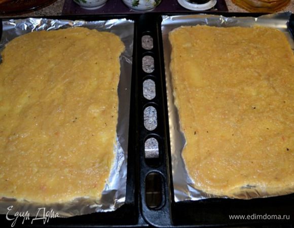 затем на пергамент выкладываю и в духовку при 100гр.сушу часа 1,5 у меня с обдувом духовка.