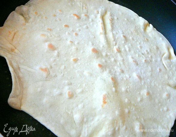 Затем кидаем лепешку на горячую сковороду буквально на 30 секунд,чтоб лепешка слегка вздулась,побелела и на той стороне которая жарилась появились чуть желтые пятна. 