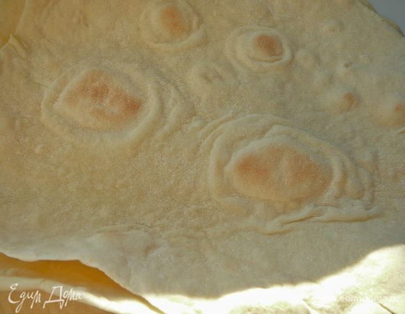 Переворачиваем на другую сторону и так же секунд 30 готовим на среднем огне.Готовые лаваши складываем в стопку накрыв толстым полотенцем,не держите лаваши долго на сковороде,от этого они станут сухими и очень хрустящими.Буквально 30 секунд и все,регулируйте время под свою сковороду и температуру нагрева.