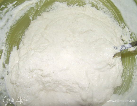 Манку залить кефиром, оставить на час.