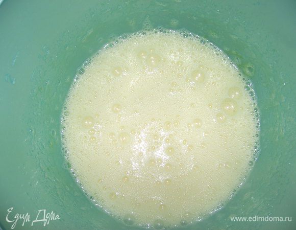 В отдельной тарелке взбить яйца.