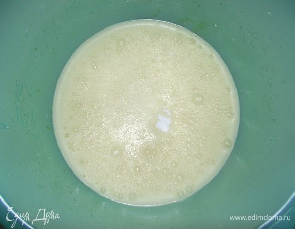 Добавить растопленное масло и разрыхлитель, перемешать.