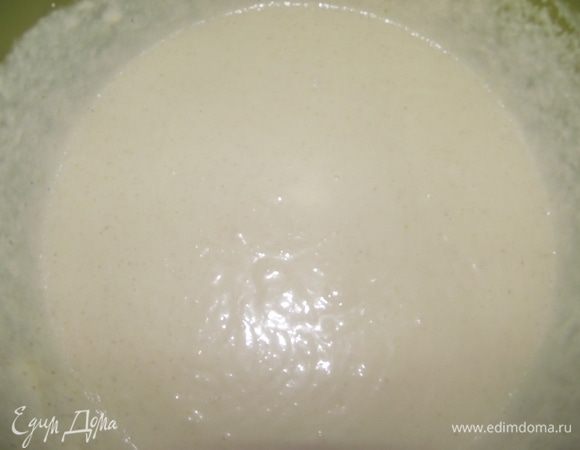 Перемешать всё с манкой.