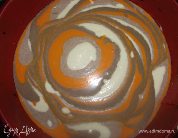 Разделить на несколько частей, добавить красители и одну часть какао. Выкладывать по одной столовой ложки друг на друга.