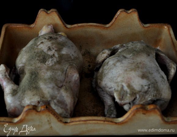 Разогреть духовку до 220гр.Посолить и поперчить курапотачек.После смазать их  1стол.олив.масла и посыпать 3/4 ч.л тимьяна.Поставить в духовку на 40мин.