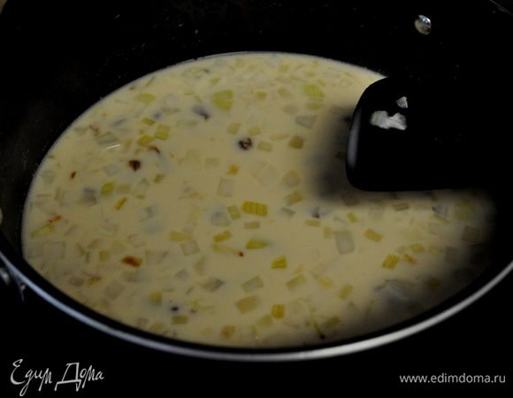 Приготовим соус пока куропатки готовятся в духовке.В большой сковороде разогреем олив.масло на сред.огне и добавим лук и чеснок, готовим примерно 3-5мин.Добавляем вино,огонь убавляем и кипятим примерно 5мин.Затем бульон,сливки, мед,лимон.сок и абрикосы. Прибавляем огонь и примерно помешивая готовим еще 12-15мин.
Затем через ситечко соус процеживаем,чтоб все кусочки остались на сито.И вновь возвращаем уже очищенный соус на горяч.сковороду, приправив солью и перцем.Закроем крышкой и держим в тепле.