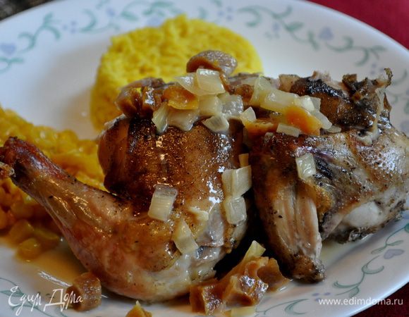 Приготовим кус- кус или любой др. гарнир ,который вы пожелаете . Добавим оставшийся тимьян,соль и перец.Разрезаем куропатки на 2 части и подаем с соусом и гарниром.