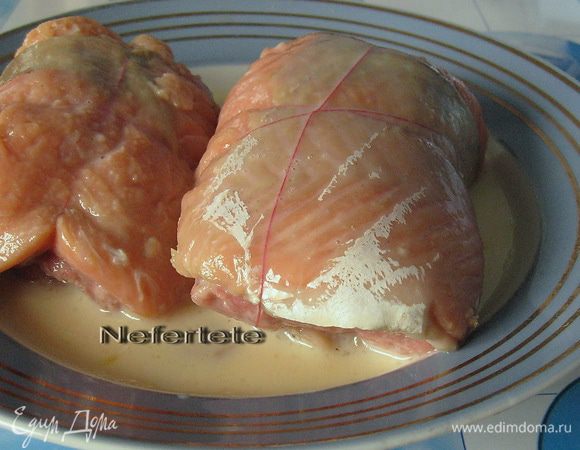 Завернуть всё это и закрепить шпажкой или завязать ниткой,смочить в льезоне и обвалять в сухарях.