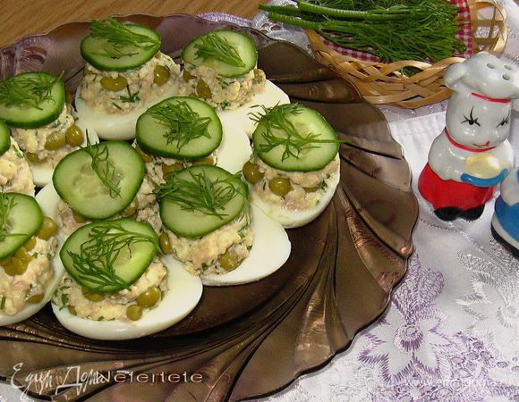 Сварить яйцо вкрутую,очистить.Соеденить печень трески(консервы) и желтки хорошо их размять,чтобы получилась однородная масса.Начинить этой массой половинки белков,украсить зеленью.