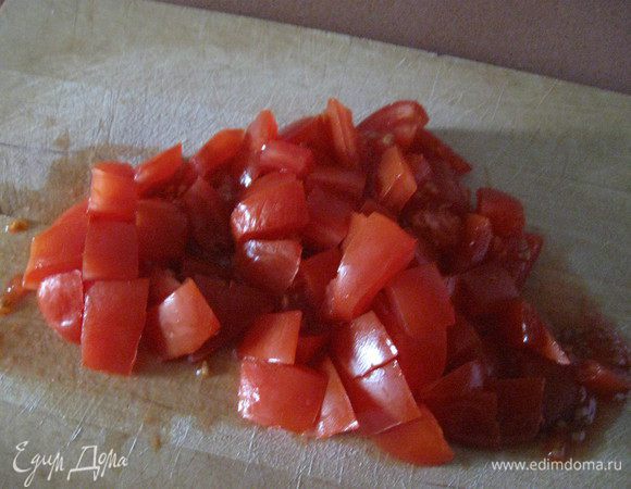 Помидоры порезать кубиком