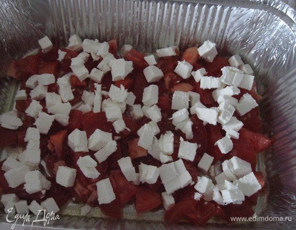 фету тоже порезать кубиком, в протвень, смазанный маслом,выложить помидоры,на них фету.