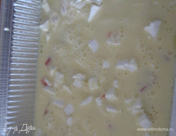 Взбить яйца со сливками, посолить, вылить на помидиры с фетой.