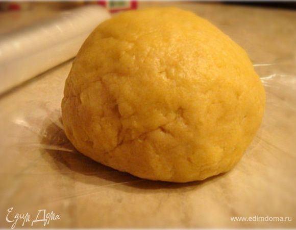 Приготовим основ тарта: песочное тесто- муку просеять с солью горкой в миску или на стол.
В горке муки сделать углубление и добавить-сахар,масло (размягченное до комнатной температуры), ванилин и желток- замесить тесто.
 Тесто вымешиваем недолго- до однородности и элластичности. Тесто скатать в шар. Обернуть пищевой пленкой и убрать в холодильник на 1 час.