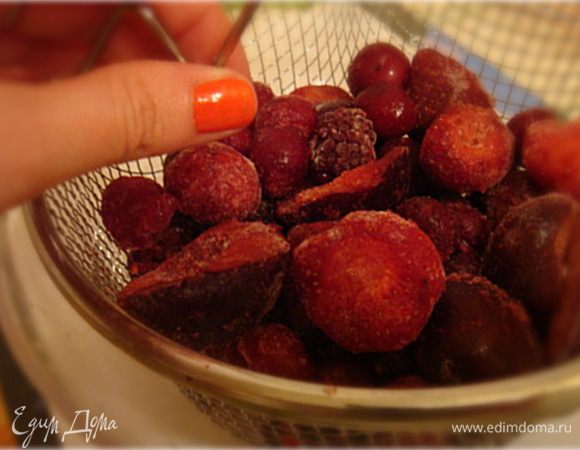 Фрукты и ягоды- если они замороженные- достать из упаковки и уложить в сито для разморозки.
