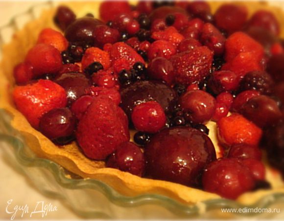 Выпекать основу (вместе с фасолью) 15-20 минут до зарумянивания.
Достать тарт из духовки-убрать пергамент с фасолью/горохом и оставить остужаться.
Тем временем в холодных сливках замочить желатин. Минут через 20- желатин набухнет. И мы его распускаем в тех же сливках на водяной бане- помешивайте,чтобы желатин равномерно растворился и не прилип ко дну.
Ввести желатиновые сливки в творожный сыр и добавить сахар- хорошо перемешать.
На остывшую основу тарта уложить плотно ягоды/фрукты- у меня- клубника,вишня,слива,смородина,ежевика.