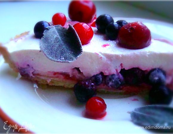 Сверху фрукты покрыть ровным слоем крема.Закрыть пищевой пленкой тарт и убрать в холодильник до застывания и желирования крема. Примерно 3 часа.
По истечени времени тарт достать-убрать пищ. пленку-переложить тарт на блюдо и украсить сверху ягодами.
Приятного аппетита!