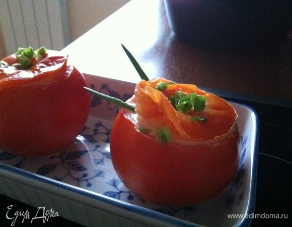 Поставить в микроволновку на 3,5 минуты.
Украсить зеленым луком и подавать!
Помидорки очень вкусные как в теплом, так и в холодном виде)