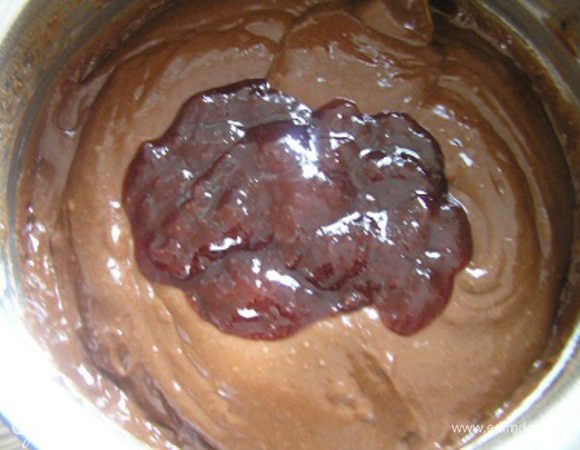 влить варенье, тщательно перемешать до однородности.