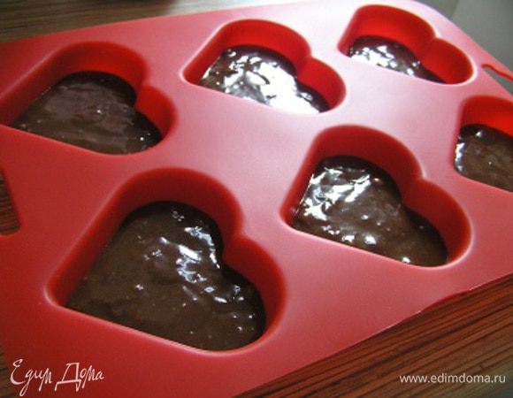Заполнить формочки для кексов или для торта.