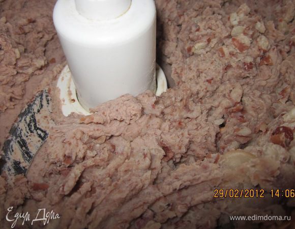 Перемалываем отваренную фасоль (конечно,предварительно на ночь замоченную)))