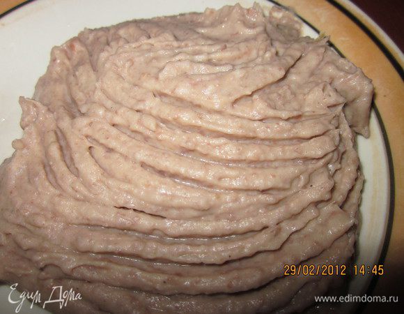 Натираем на терке чеснок и огурчик,бросаем в блендер,добавляем постный майонез (http://www.edimdoma.ru/recipes/37877).Взбиваем.Паштет готтов!На хлебушек или хлебец!!!