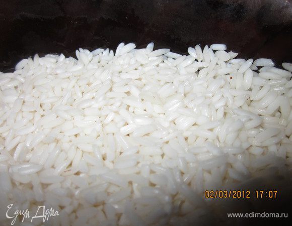 Поставим Рис отмачиваться  на 30мин.Хорошо Просушим рис,зальем 2стаканами холодной воды и отварим.В середине варки Добавим растворенный в 2 ст.л. шафран,куркуму.