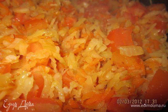 Обжарим мелко нарезанный лук, к нему-морковь,обжарим.Добавляем капусту,жарим почти до готовности.Добавим нарезанный 1 помидор.Тушим.Посолим.Овощное рагу готово.