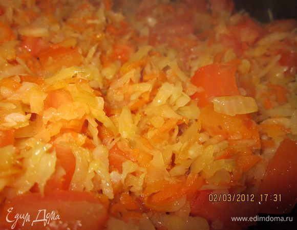 Обжарим мелко нарезанный лук, к нему-морковь,обжарим.Добавляем капусту,жарим почти до готовности.Добавим нарезанный 1 помидор.Тушим.Посолим.Овощное рагу готово.