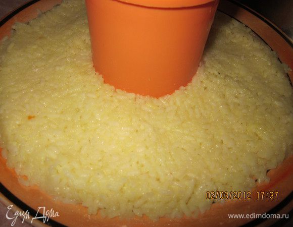 Накчинаем выкладывать.Ставим посередине блюда стакан и вокруг него выложим рис наш солнечный!Сбрызнем севым соусом.