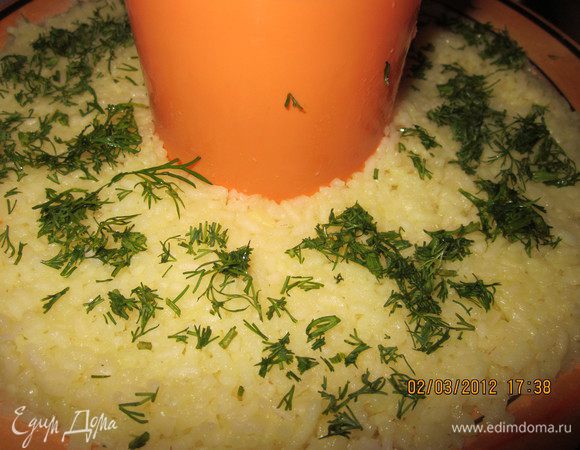 Сверху свежий укропчик!он придаст свежесть и тонкий аромат!