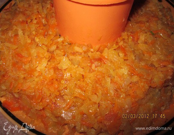 Далее капустно-помидорную массу.Все выравнивать не забываем!