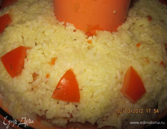 И опять рис!!!Сбрызнуть соевым соусом.Украсить укропчиком и болгарсуким перцем.Перец в свежем виде очень вкусно сочетается с рисом.