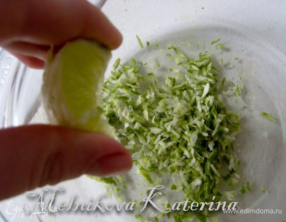 Выжать сок из каждый дольки, сжимая ее концы по направлению друг к другу.